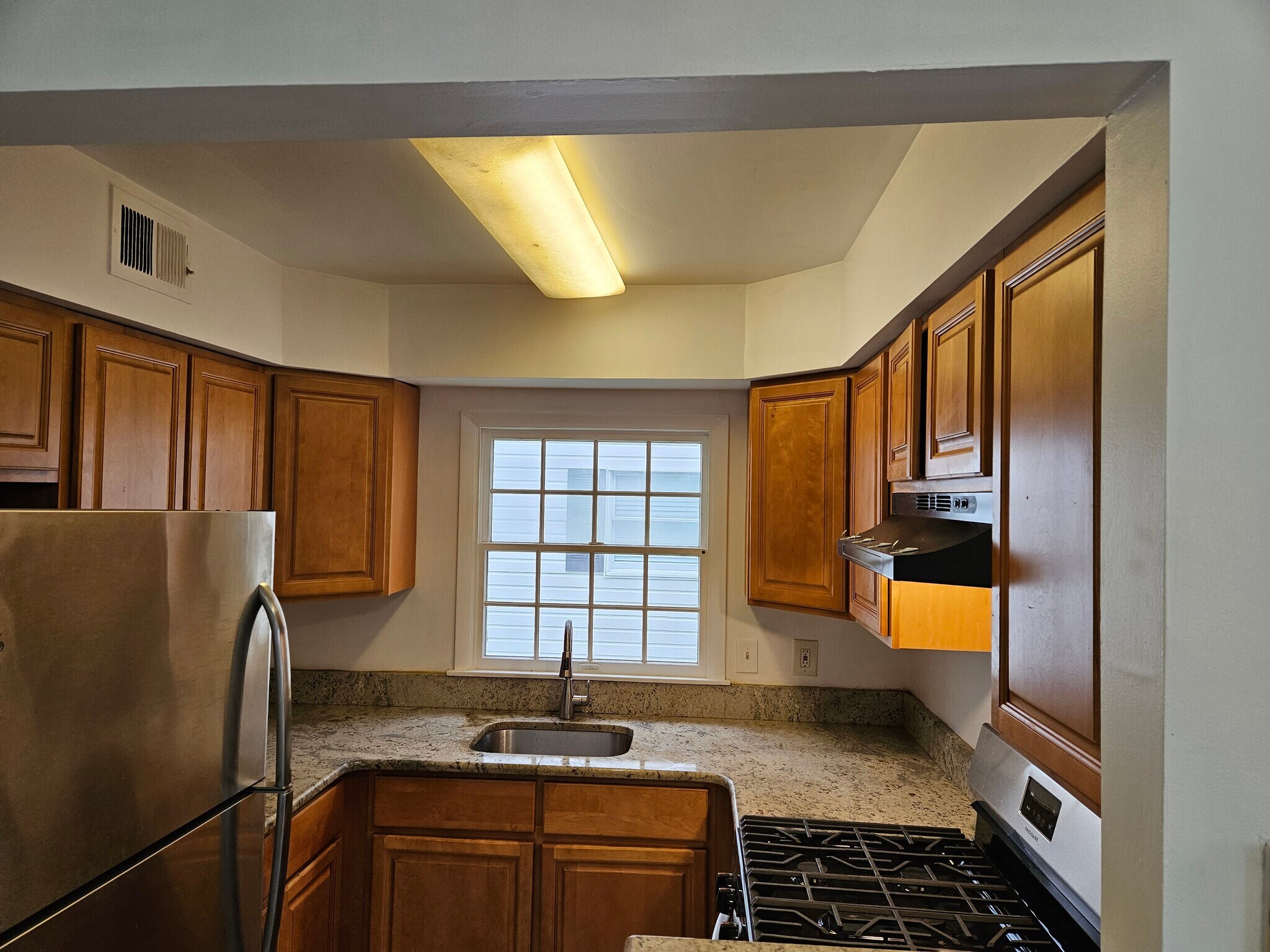 Building Photo - 806 W Oak Ln