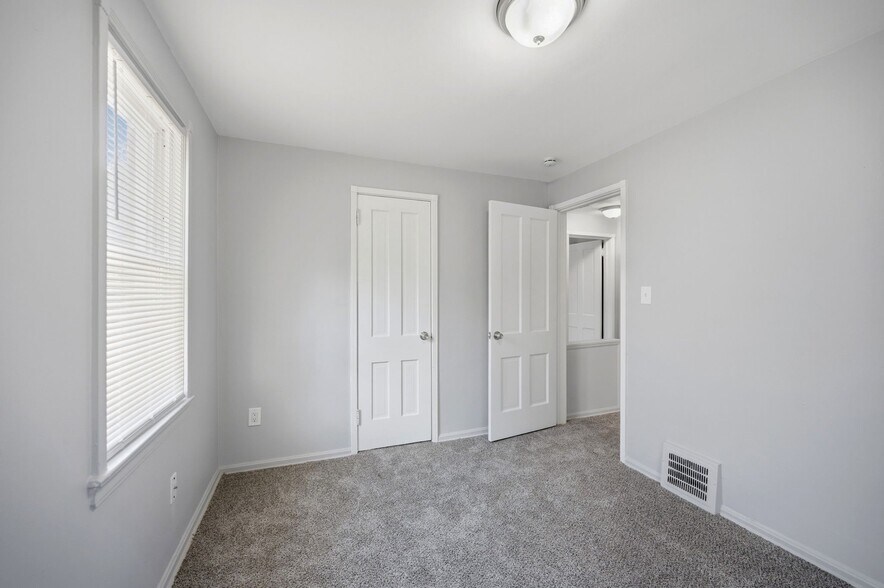 Building Photo - 253 E 250th St