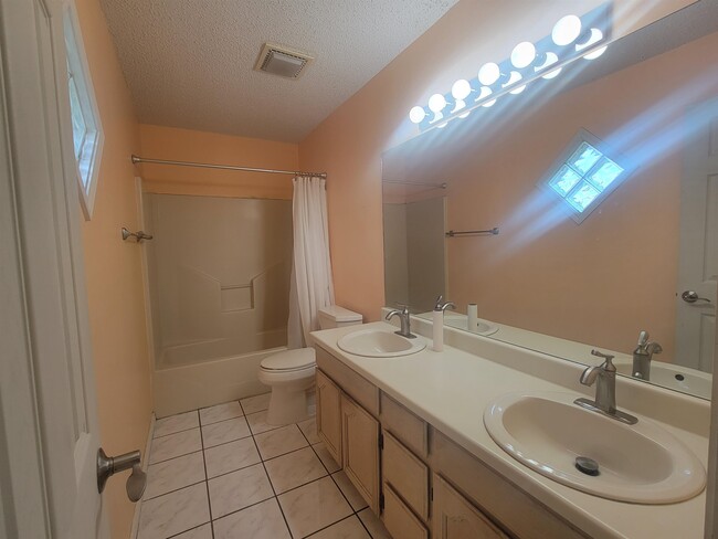 Building Photo - 702 Zebra Dr
