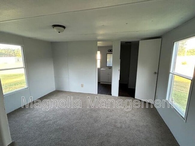 Building Photo - 538 Airport Rd