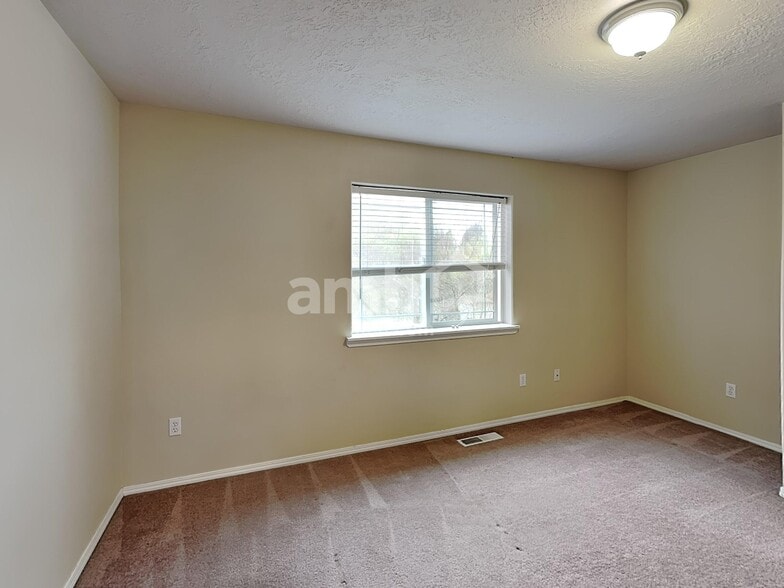 Building Photo - 2285 NW McGarey Dr