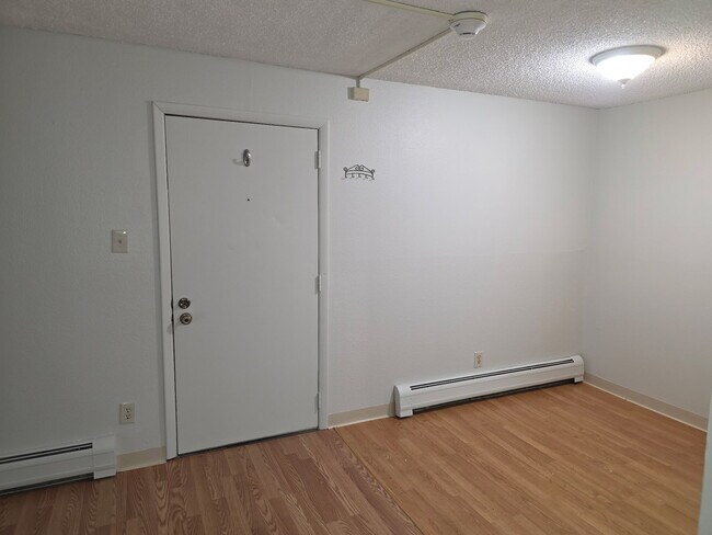 Building Photo - 1300 Golden Cir