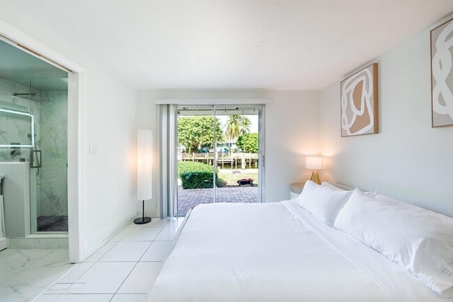 Building Photo - 2531 NE 47th St