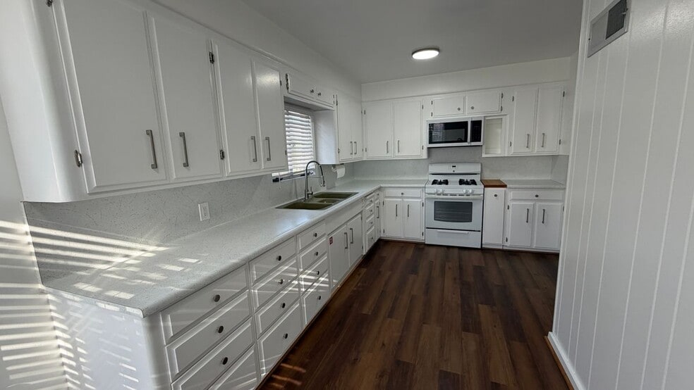 Building Photo - 3590 Buchanan St