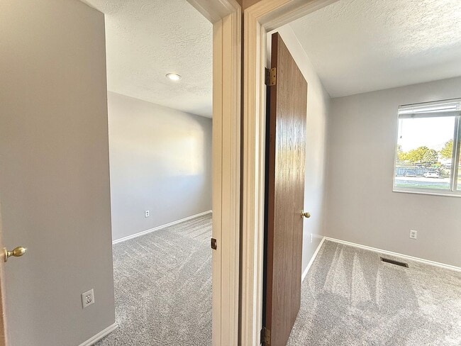 Building Photo - 3 Bedroom Townhome Available March 1