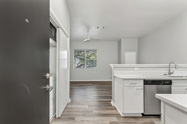 Building Photo - 1 Bedroom, 1 Bath Condo!