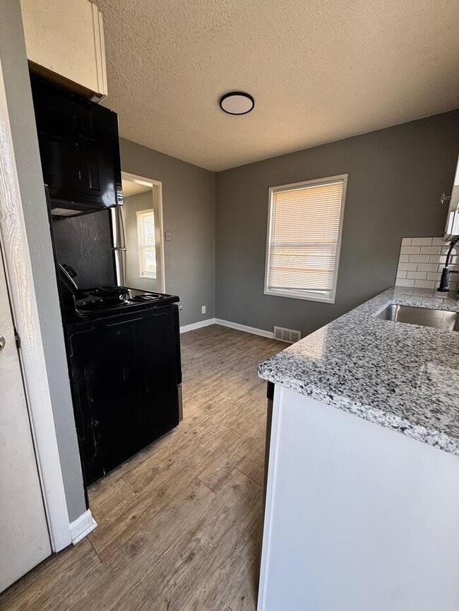 Building Photo - Section 8 Welcome All utilities paid 2 bed 1 bath duplex