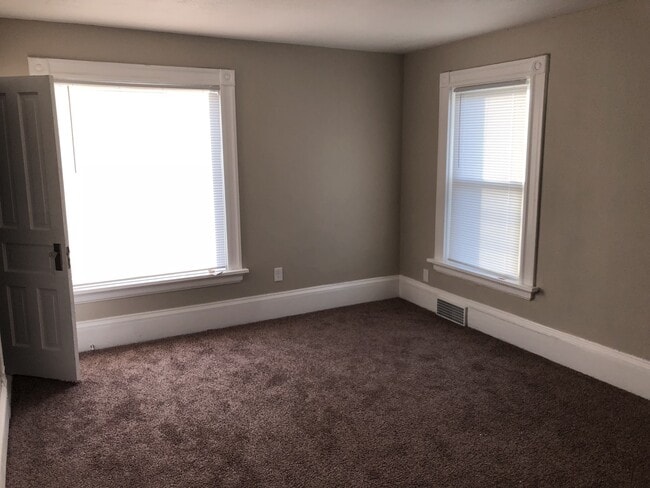 Building Photo - Updated 5BR/1.5BA Rent to Own Single Family Home