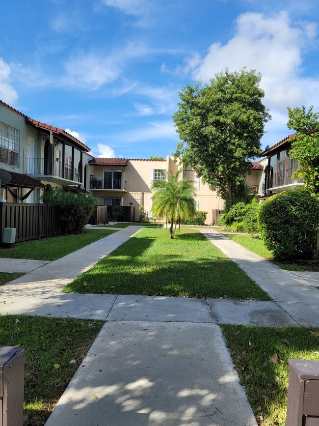 Building Photo - 10790 N Kendall Dr