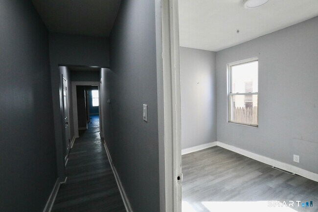 Building Photo - 156 Poplar St