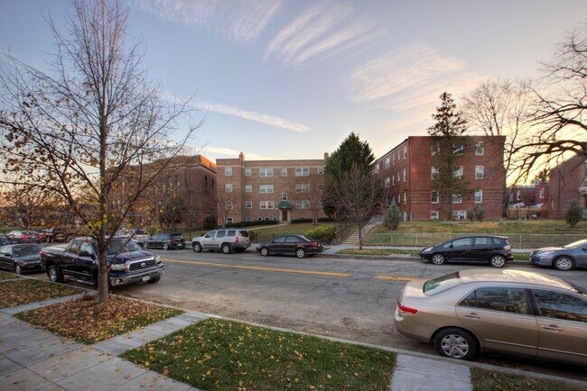Building Photo - Bright 1 Bed/1 Bath in Hill East! Parking + Storage Included