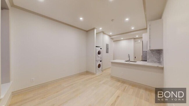 Building Photo - 250 W 91st St