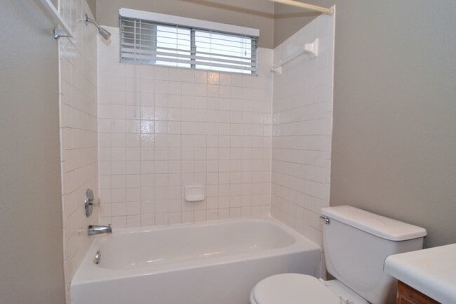 Building Photo - Spacious Home in Plum Creek