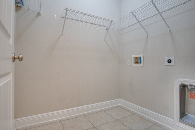 Building Photo - Highly desired 4/2.5 Gulf Breeze Home with hot tub!