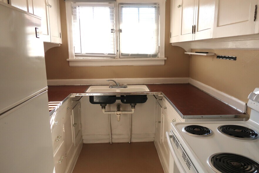 Building Photo - 527 Yakima St