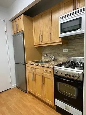 Building Photo - 347 W 57th St