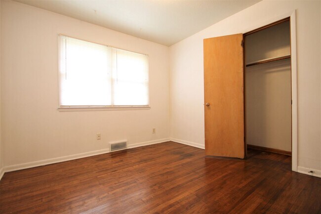Building Photo - 3 Bedroom / 2 Bath Home AVAILABLE NOW!