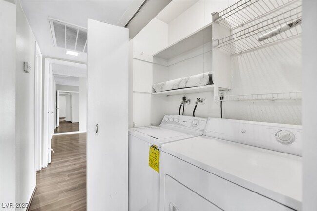 Building Photo - 1417 Hialeah Dr