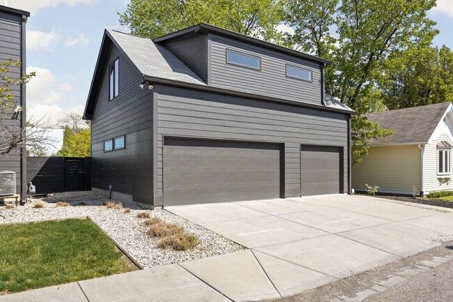 Building Photo - 1125 E 10th St