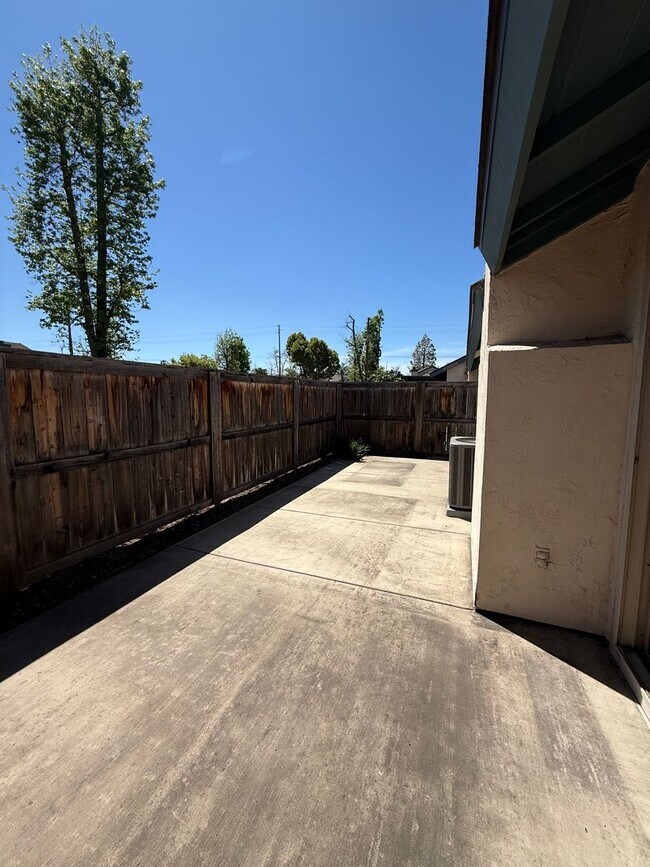 Building Photo - Charming Single-Level Townhome in Cape Concord