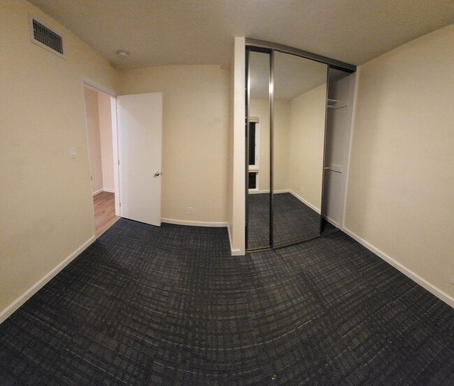 Building Photo - 5 bed 3.5 bath home close to campus!