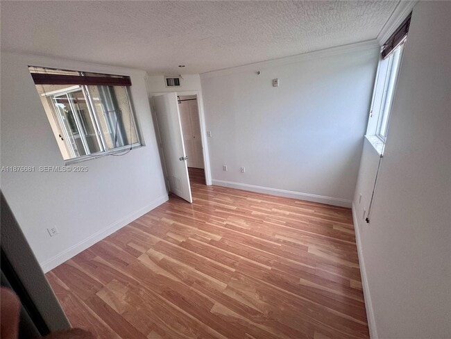 Building Photo - 102 SW 6th Ave