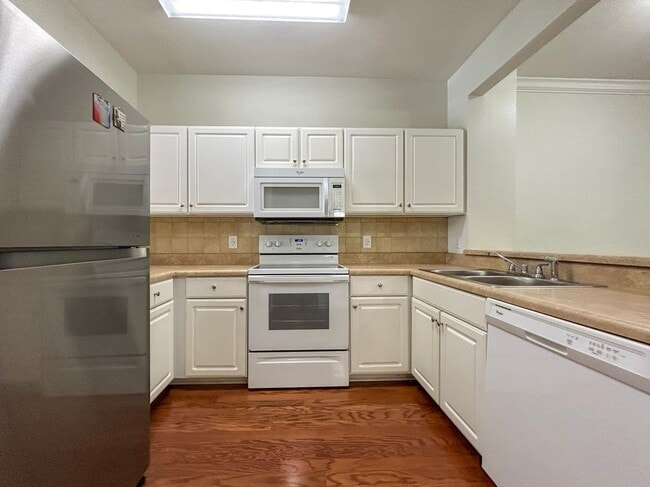 Building Photo - Beautiful 2/2.5 in Magnolia Place