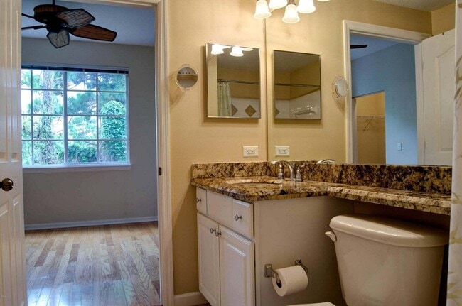 Building Photo - 1210 Myrtlewood Cir E
