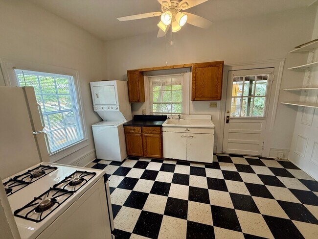 Building Photo - Two Bedroom with Great Screened Porch!
