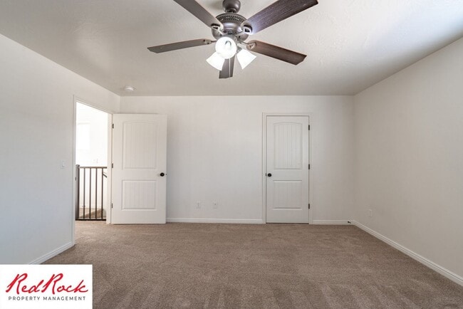 Building Photo - End Unit, DOG-FRIENDLY 3 Bedroom Townhome ...