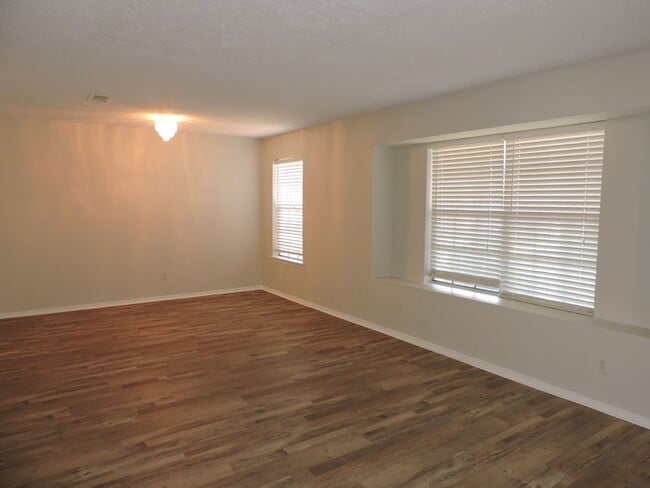 Building Photo - Great location in northeast Pensacola!