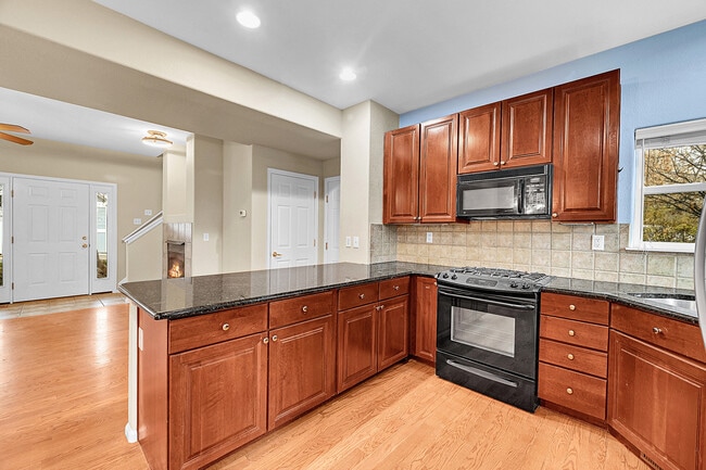 Building Photo - 2233 Watersong Cir