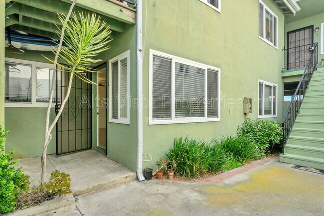 Building Photo - 425 Bonair St