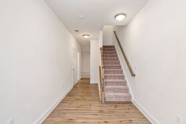 Building Photo - LIKE-NEW 3-LEVEL TOWNHOME IN FREDERICKSBURG