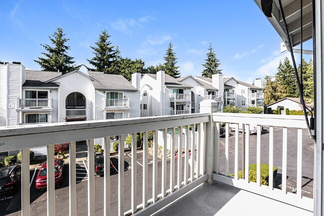 Building Photo - Top-Floor 3 Bed/2 Bath Condo with Silver Lake Views – Water/Sewer/Garbage Included! Available NOW...
