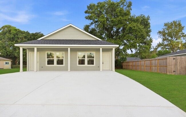 Primary Photo - 2521 Maple St