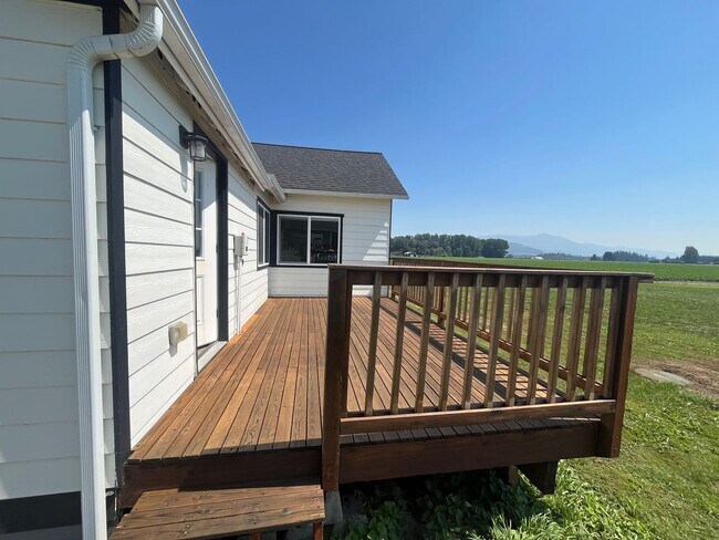 Building Photo - Large 2 bed 1 bath house in the country