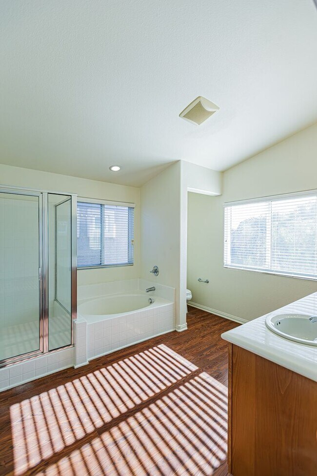 Building Photo - Beautiful 2 story Home