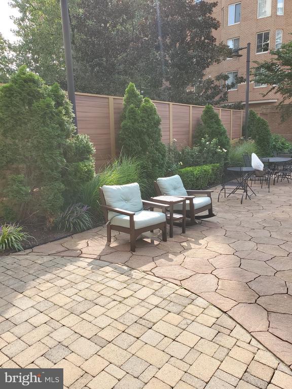 Building Photo - 1211 S Eads St