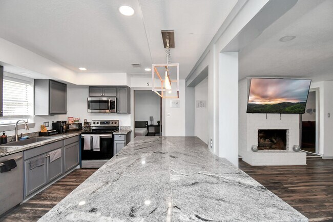 Building Photo - 15711 Creekhaven Dr