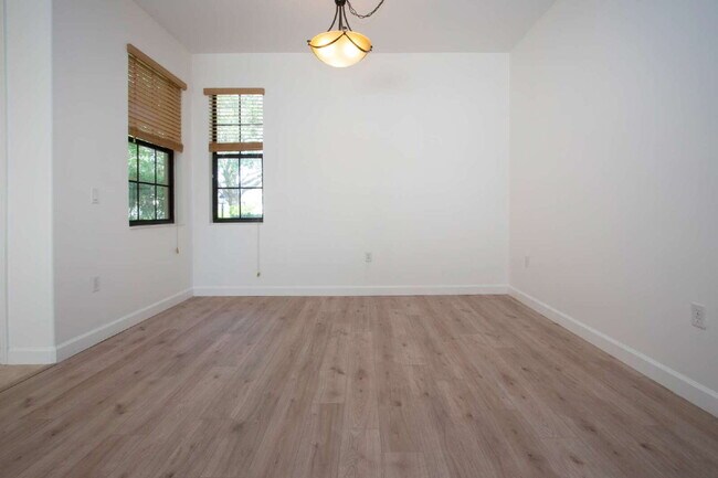 Building Photo - Luxurious Lakefront Living: Spacious 4-Bedroom Home with Pool and Guest Suite in Lakewood Ranch