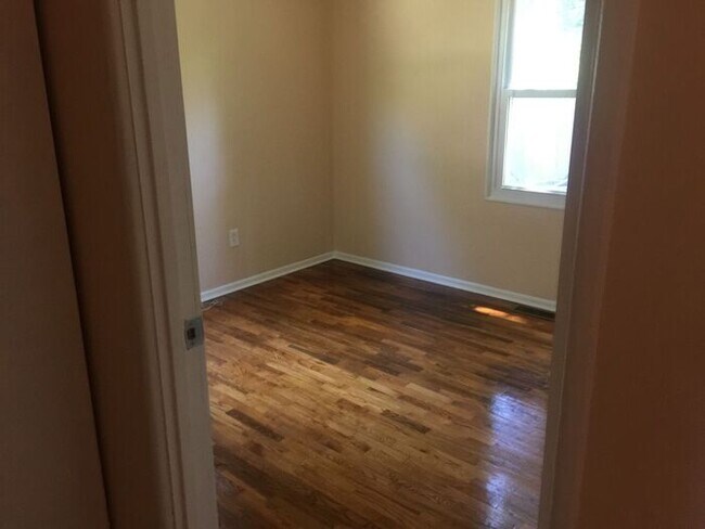 Building Photo - $1475 Charming, remodeled 3-Bed/1-Bath 952...