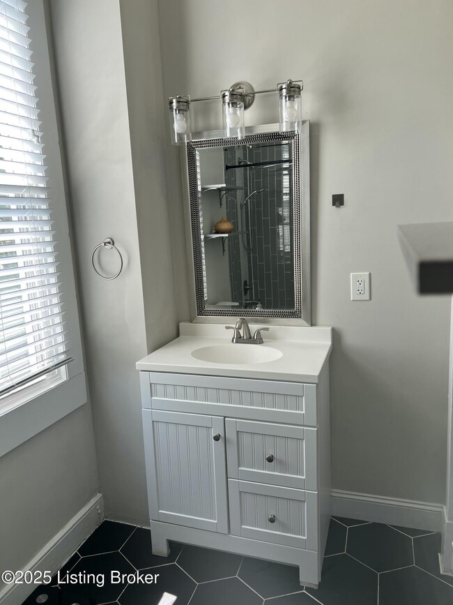 Building Photo - 925 S Preston St