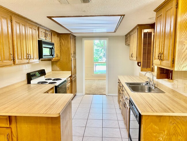 Building Photo - Lovely Home in Downtown Granbury