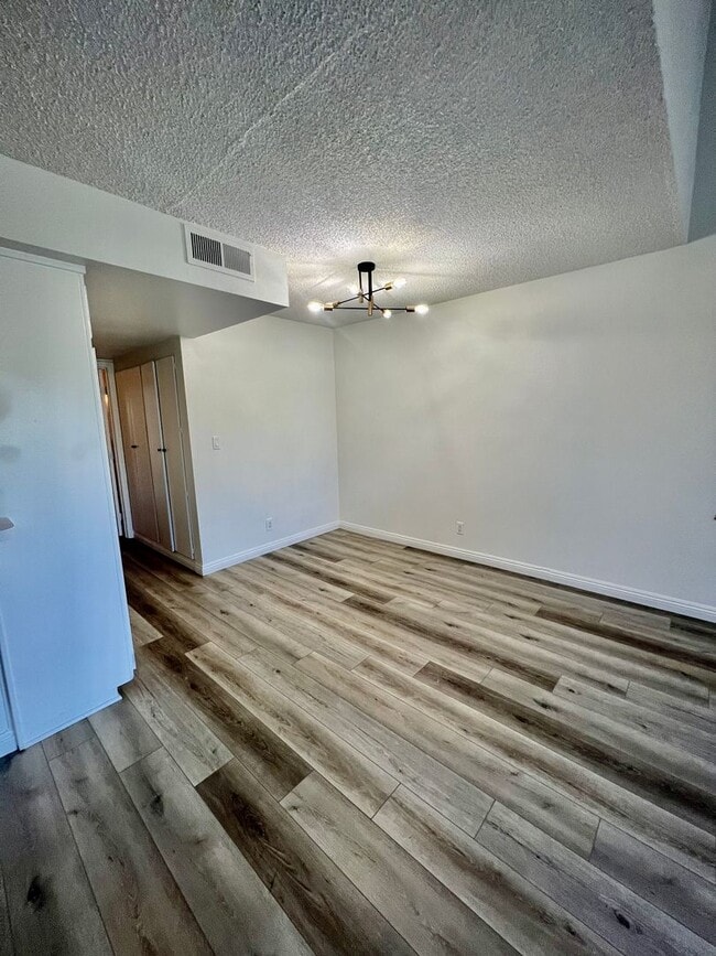 Building Photo - Georgous Calabasas Condo