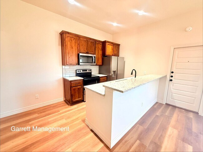 Building Photo - 207 N Ridge
