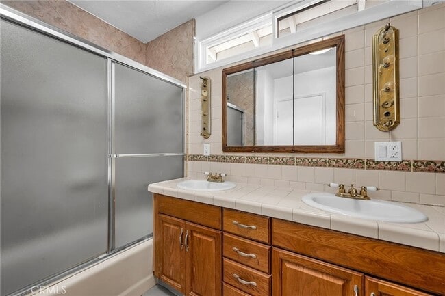 Building Photo - 6139 Tampa Ave