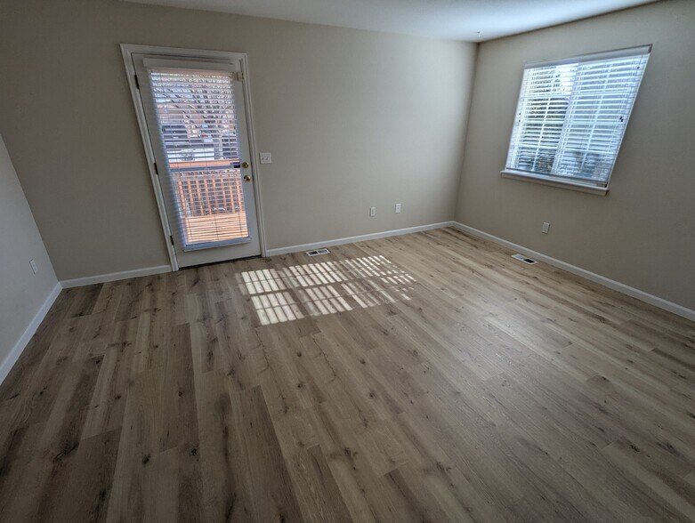 Master bedroom - 711 Gateway Cir