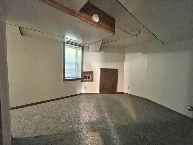 Building Photo - 831 E College St