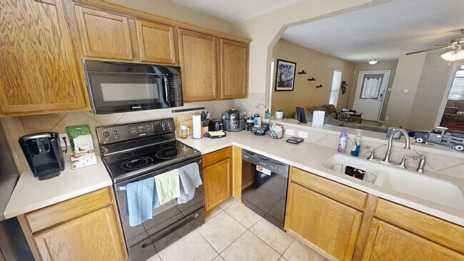 Building Photo - "Charming 3-Bedroom Home with 2 Baths on K...